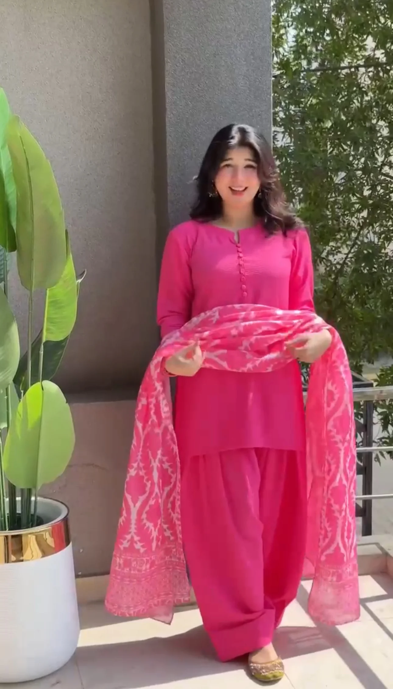 Plain Farsi suit with printed duppta - Image 2