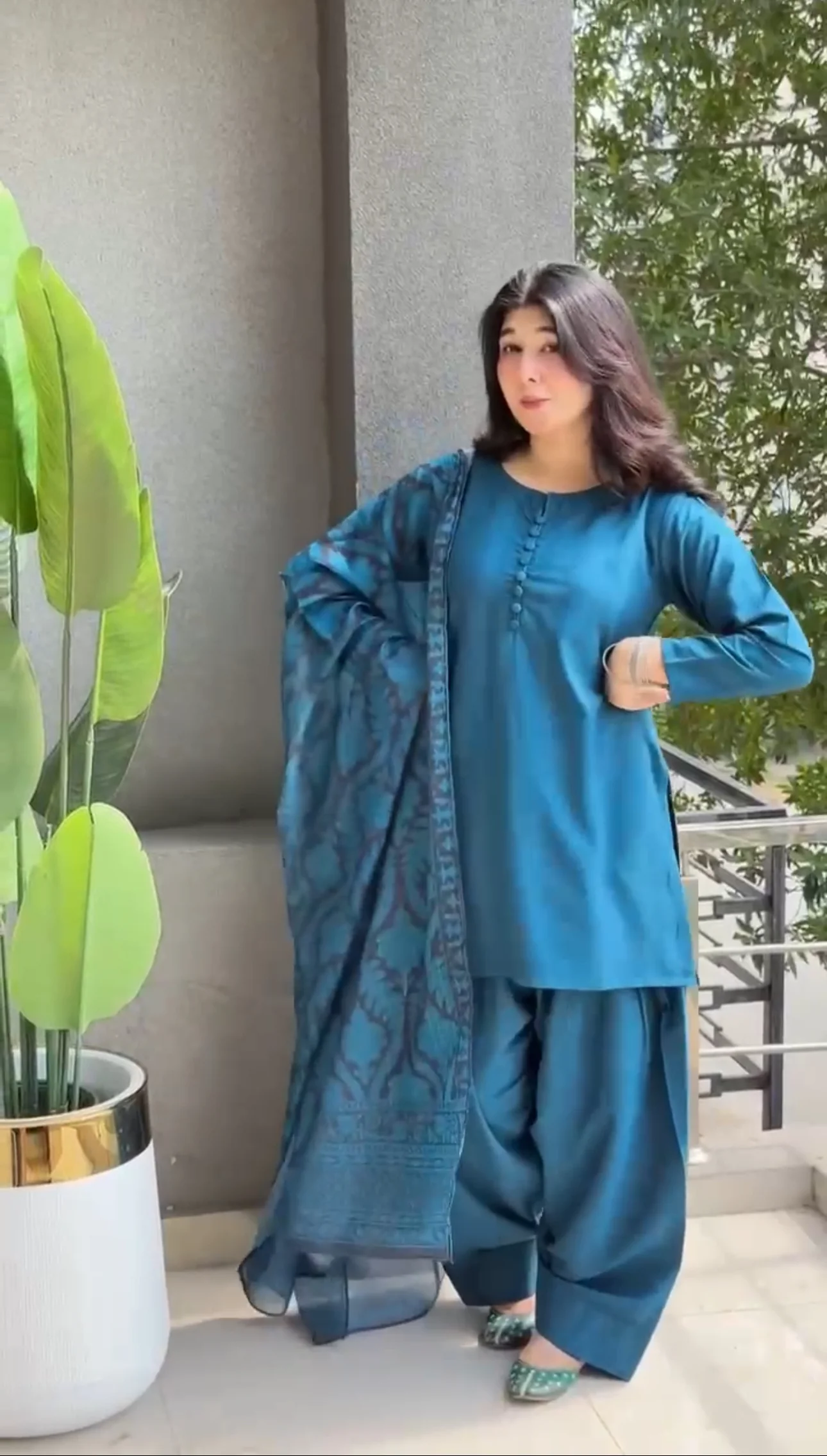 Plain Farsi suit with printed duppta - Image 3
