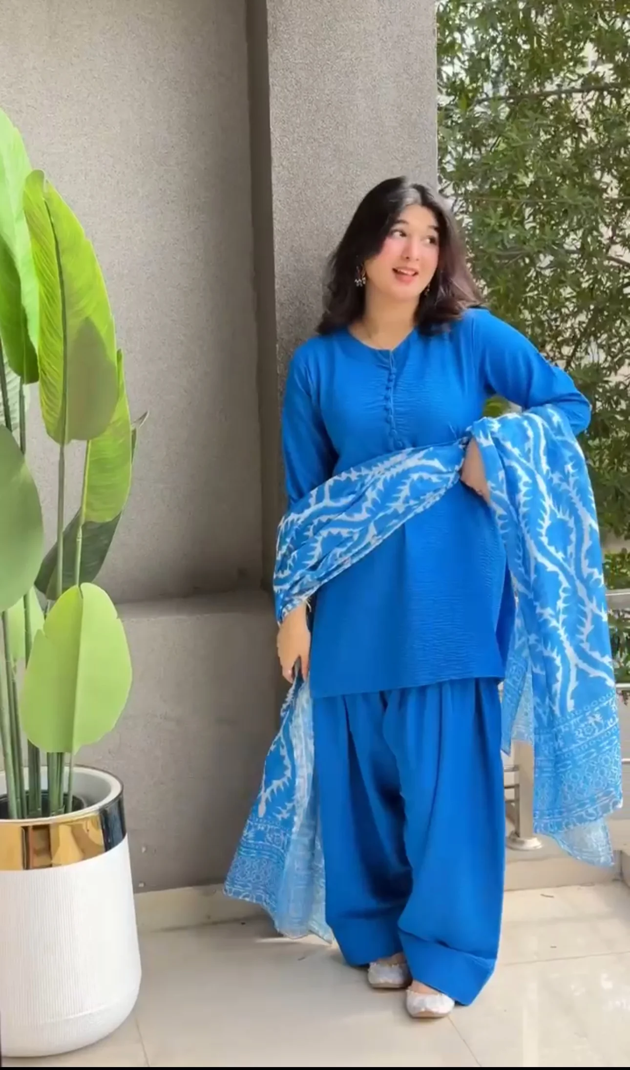 Plain Farsi suit with printed duppta - Image 4