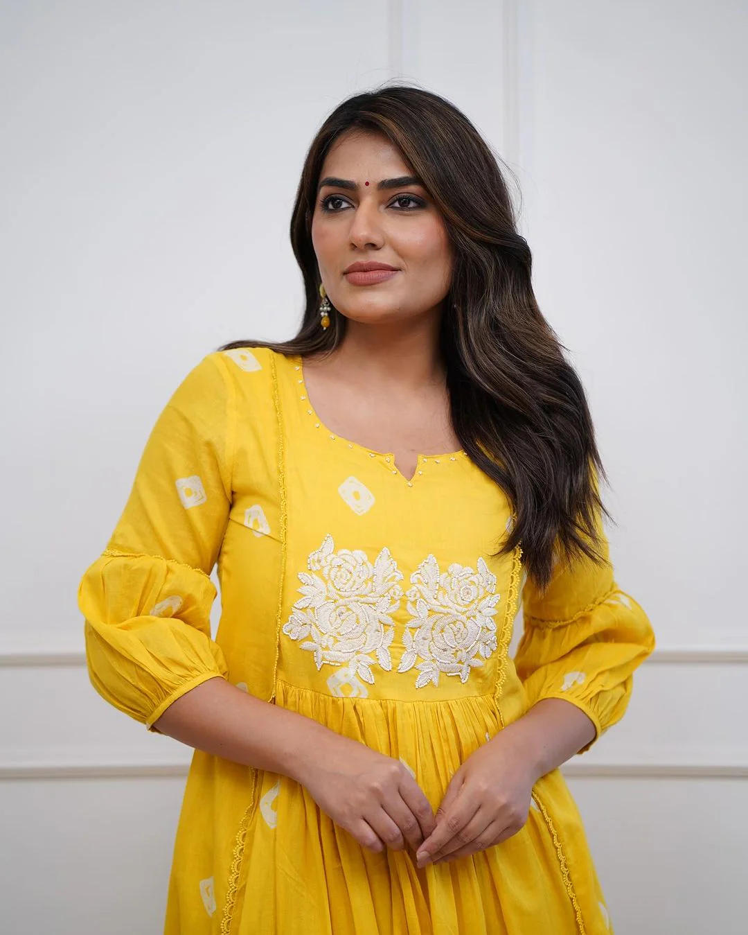 Yellow embroidered kurta set - Image 9